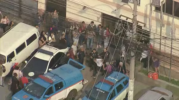 Tentativas de assalto a ônibus terminam em tiroteio na Av. Brasil