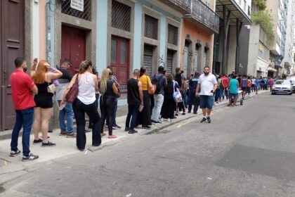 Comerciários são obrigados a encarar fila quilométrica para cancelar desconto sindical