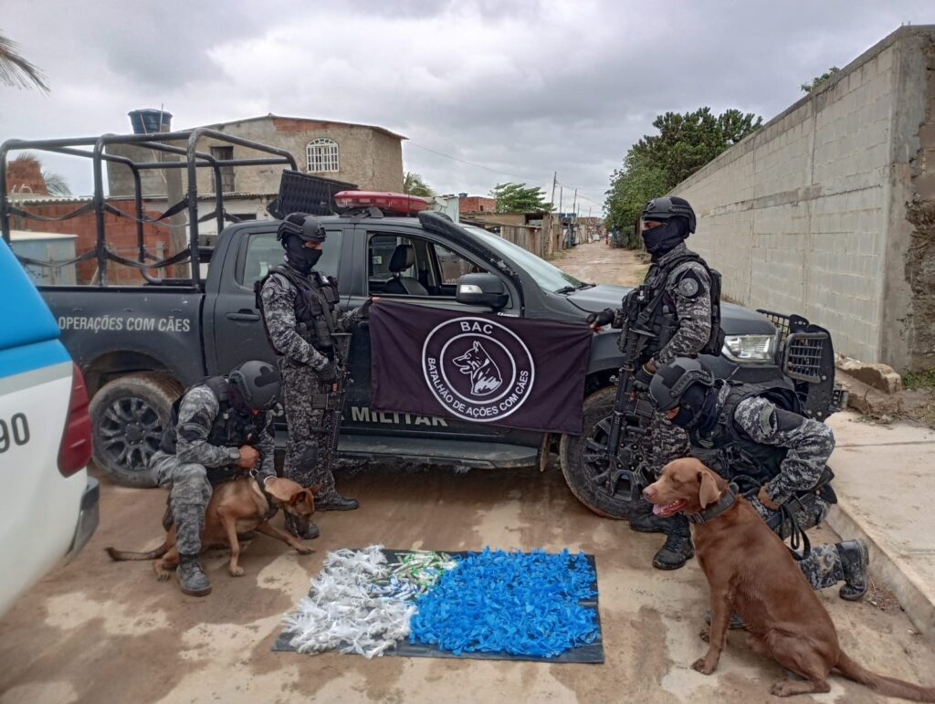 Cães farejadores ajudam PM a apreender drogas no Rio e Macaé