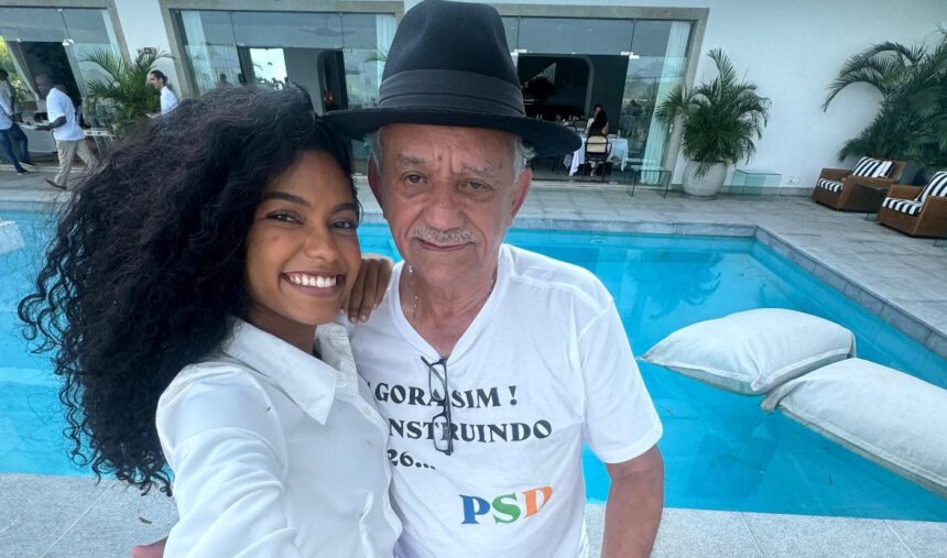 Com Joyce Trindade, vereadora eleita, o mago das nominatas Luiz Carlos Ramos indica na camiseta que já começou a corrida por 2026