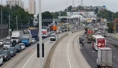 Troca de tiros assusta motoristas e pedestres na Avenida Brasil