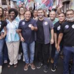 A ministra Anielle Franco, ao lado da deputada federal Benedita da Silva, e do candidato do PDT em Niterói, Rodrigo Neves: ministra cumprimentou o ex-deputado Waldeck Carneiro (logo atrás de Freixo, de blusa verde) com o pedetista