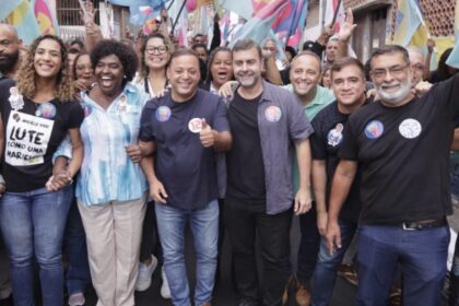 A ministra Anielle Franco, ao lado da deputada federal Benedita da Silva, e do candidato do PDT em Niterói, Rodrigo Neves: ministra cumprimentou o ex-deputado Waldeck Carneiro (logo atrás de Freixo, de blusa verde) com o pedetista