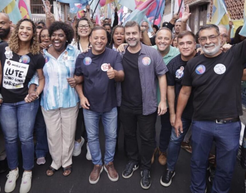 A ministra Anielle Franco, ao lado da deputada federal Benedita da Silva, e do candidato do PDT em Niterói, Rodrigo Neves: ministra cumprimentou o ex-deputado Waldeck Carneiro (logo atrás de Freixo, de blusa verde) com o pedetista