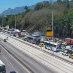 Incêndio causa engarrafamento na Avenida Brasil