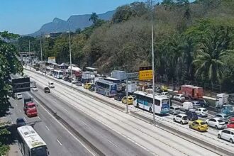 Incêndio causa engarrafamento na Avenida Brasil