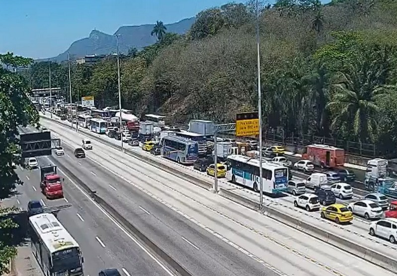 Incêndio causa engarrafamento na Avenida Brasil