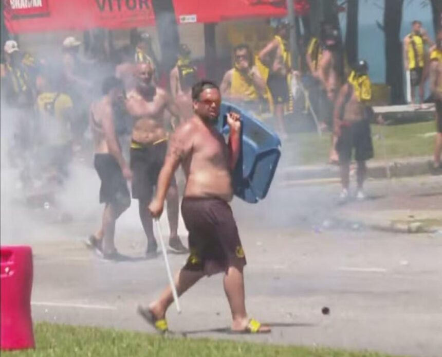 Torcedores do Peñarol envolvidos em baderna serão expulsos do Rio