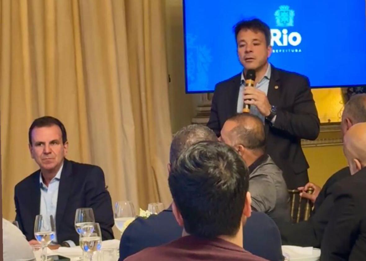 Paes quer autorização, ainda este ano, para vender terrenos por até R$ 500 milhões 48 O presidente da Câmara, Carlo Caiado, fala no almoço organizado por Eduardo Paes (PSD) para os vereadores da base: prefeito aproveitou para pedir a aprovação de dois projetos até o fim do ano; um deles prevê a autorização para a venda de terrenos públicos