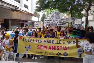 Protesto pede justiça por Marielle e Anderson antes de julgamento