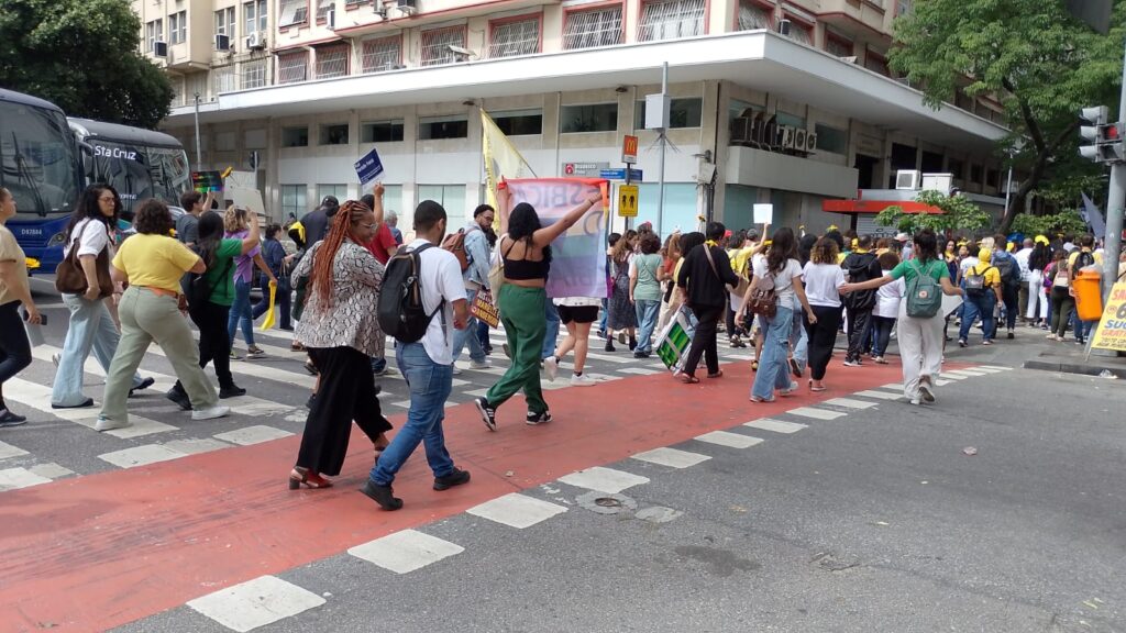 Protesto pede justiça por Marielle e Anderson antes de julgamento