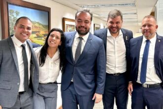 Felipinho Ravis, Índia Armelau, Cláudio Castro, Júlio Rocha e Guilherme Delaroli: a visita dos deputados ao governador provocou o ciúme de coleguinhas no Largo da Carioca