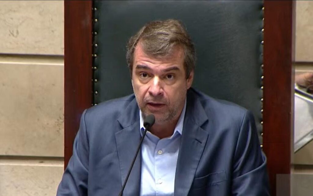 Confirmado no governo Paes, Schleder pede exoneração para fazer bate e volta na Alerj
