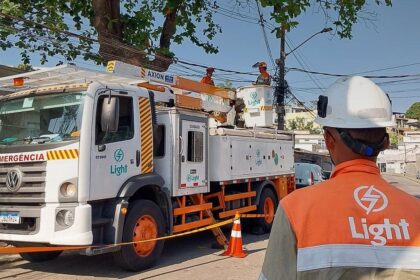 Falta de pagamento da prefeitura deixa praças sem luz em Belford Roxo; Light acha 'gatos'