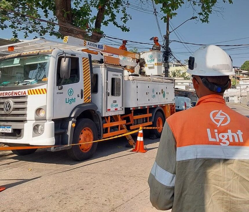 Falta de pagamento da prefeitura deixa praças sem luz em Belford Roxo; Light acha 'gatos'