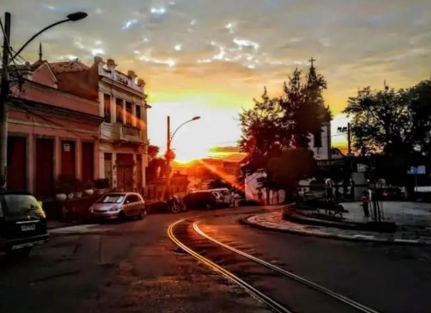 O pôr do sol do Largo das Neves, em Santa Teresa: com a volta do bonde deve ser um dos rolés mais legais à vista no verão 2025 do Rio