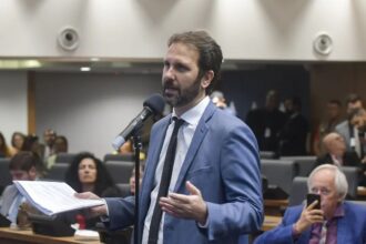 deputado flavio serafini falando em plenario da alerj