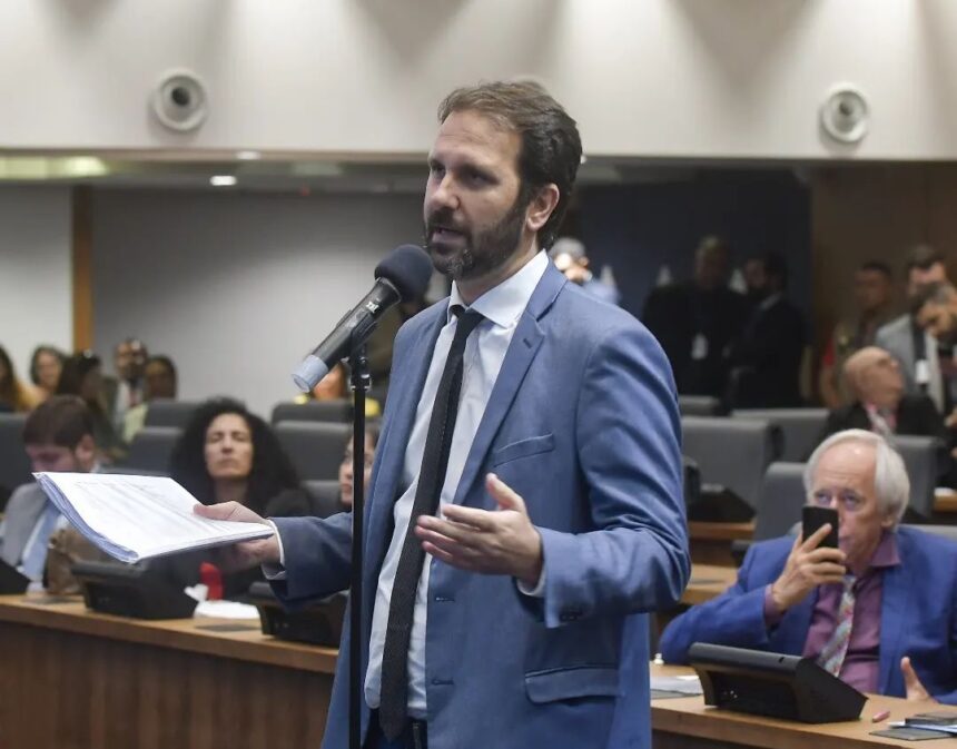 deputado flavio serafini falando em plenario da alerj