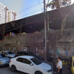 Rua Frederico Silva 85 abriga barracão de escolas de samba: terreno havia sido selecionado para construção de moradias do Minha Casa, Minha Vida - Imagem Google