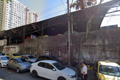 Rua Frederico Silva 85 abriga barracão de escolas de samba: terreno havia sido selecionado para construção de moradias do Minha Casa, Minha Vida - Imagem Google