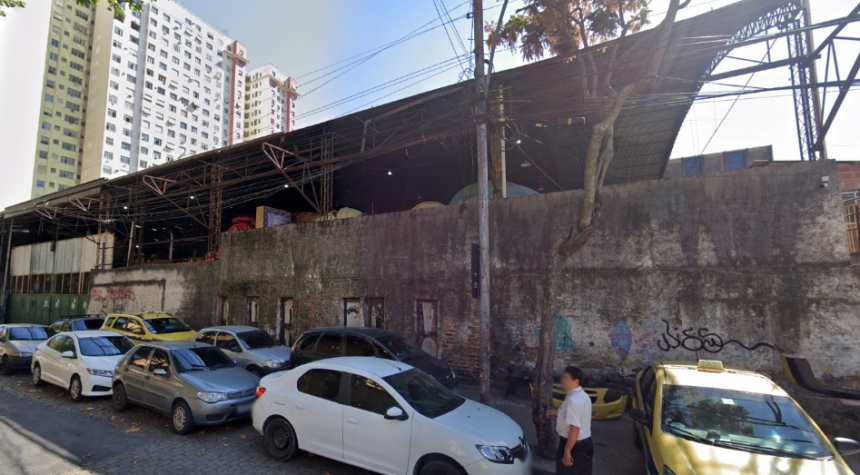 Rua Frederico Silva 85 abriga barracão de escolas de samba: terreno havia sido selecionado para construção de moradias do Minha Casa, Minha Vida - Imagem Google