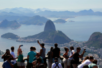 Visitantes no Cristo Redentor: curso vai capacitar profissionais de turismo - Foto Marcos de Paula / Prefeitura do Rio