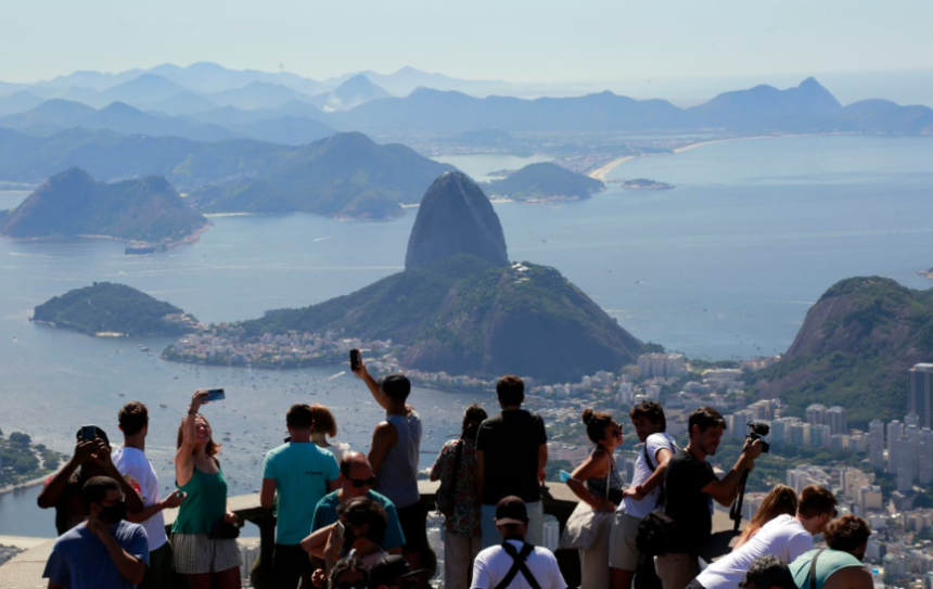 Visitantes no Cristo Redentor: curso vai capacitar profissionais de turismo - Foto Marcos de Paula / Prefeitura do Rio