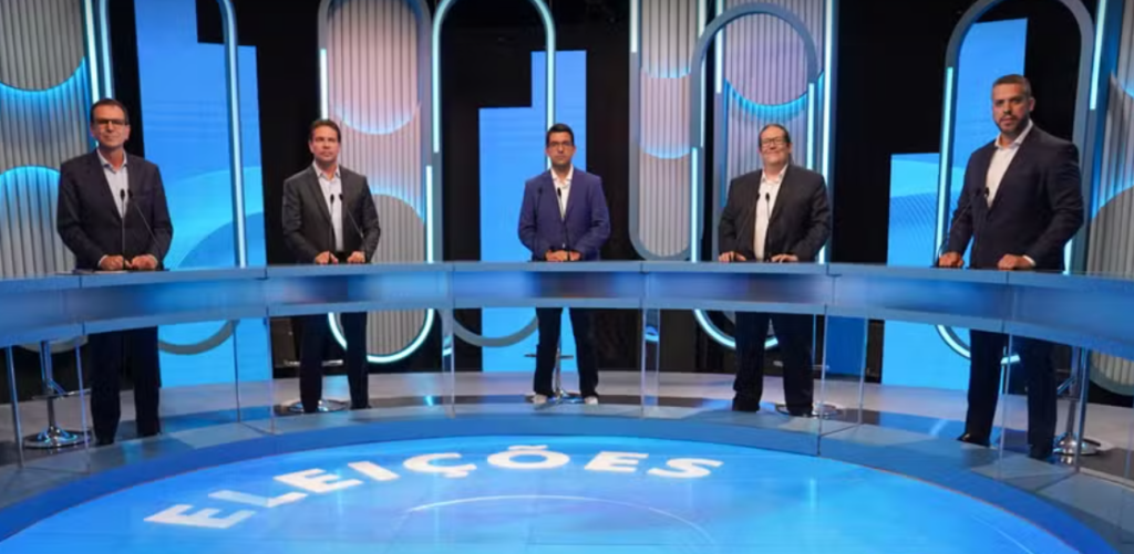 Debate na Globo tem ataques a Paes e Ramagem tentando se afastar de Castro