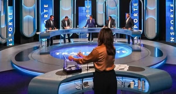 Candidatos enfileirados no debate da Globo: Paes joga parado e assiste adversários embolados no meio de campo