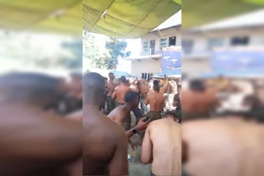 Em vídeo, militares são flagrados com copos de cerveja na mão, funk nas alturas e clima de festa durante expediente em Batalhão. Foto: Reprodução