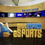 letreiro nave espaço e sports em destaque, com tvs mostrando oficinas de realidade virtual