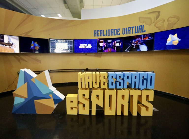 letreiro nave espaço e sports em destaque, com tvs mostrando oficinas de realidade virtual