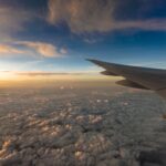 vista de janela de aviao no por do sol para compor materia sobre gastos sigilosos do gov rj com viagens internacionais