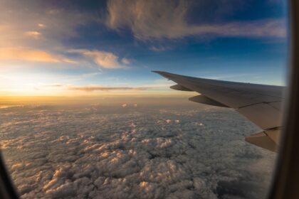 vista de janela de aviao no por do sol para compor materia sobre gastos sigilosos do gov rj com viagens internacionais