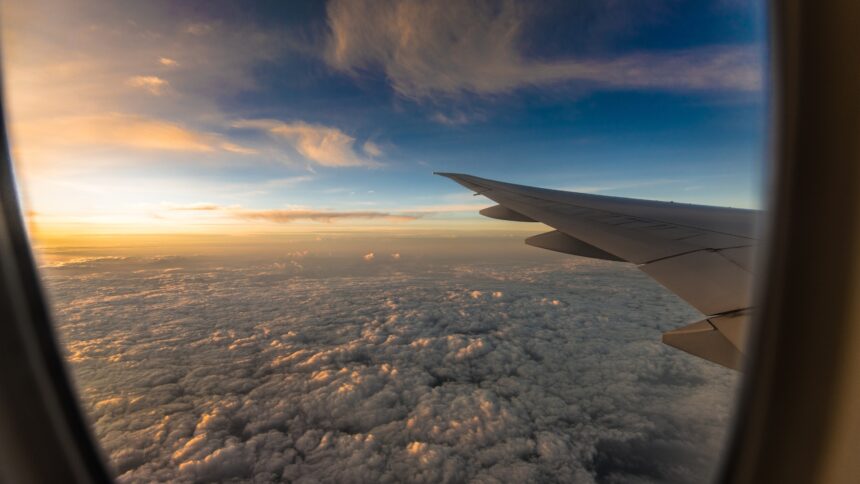 vista de janela de aviao no por do sol para compor materia sobre gastos sigilosos do gov rj com viagens internacionais