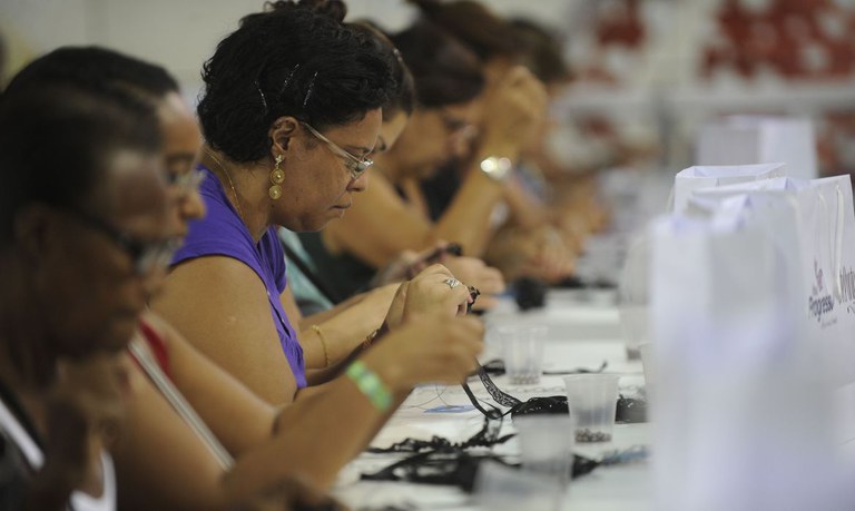 mulheres negras costurando - capacitação social