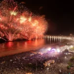 fogos de artifício no Réveillon 2024 em Copacabana