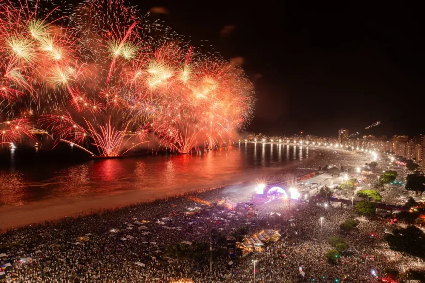 fogos de artifício no Réveillon 2024 em Copacabana