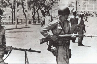 militares empunhando armas em 1º de abril de 1964, no Recife