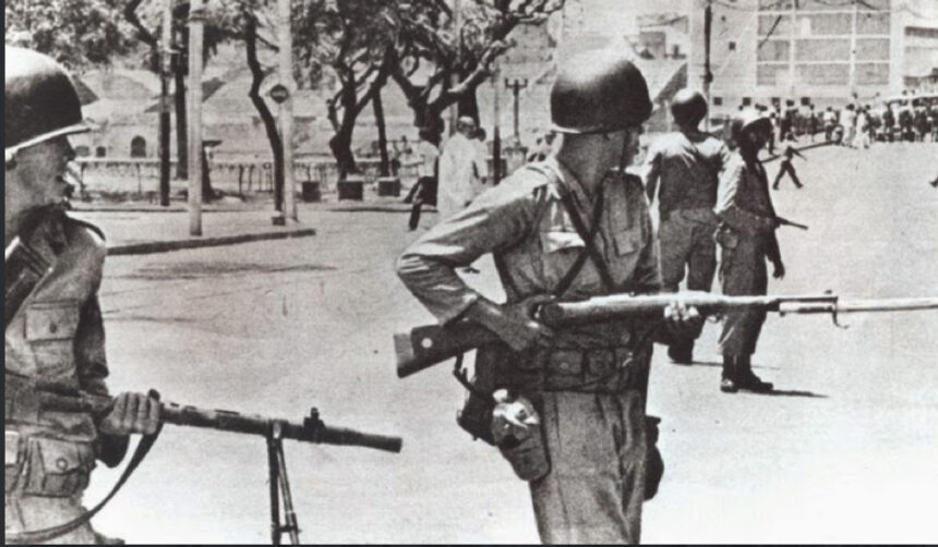 militares empunhando armas em 1º de abril de 1964, no Recife