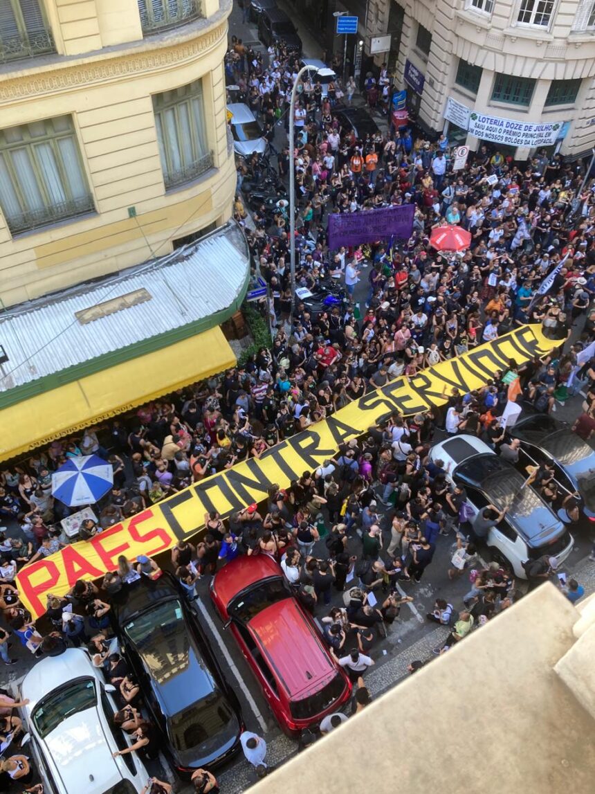 Servidores ocuparam a Cinelândia em protesto nesta terça-feira.