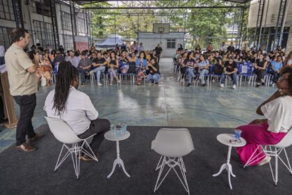 Professores e alunos da Faetec protestam contra fim do curso técnico em hospedagem