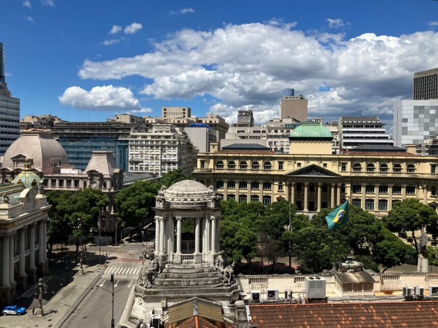 Vista a partir do gabinete do veterano Paulo Pinheiro (PSOL), no prédio anexo na Câmara do Rio: apesar de pequenina, a salinha tem um ângulo do Rio que é de tirar o fôlego.