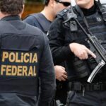 A Operação Profeta da Polícia Federal está nas ruas, na manhã desta quinta-feira (7), para cumprir um mandado de prisão preventiva e dez de busca e apreensão em Campo Grande, na Zona Oeste do Rio, e em quatro municípios de São Paulo. A ação pretende desarticular uma organização criminosa que aplicava golpes, por meio de uma empresa de investimentos, em criptomoedas e mercado Forex