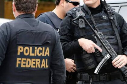 A Operação Profeta da Polícia Federal está nas ruas, na manhã desta quinta-feira (7), para cumprir um mandado de prisão preventiva e dez de busca e apreensão em Campo Grande, na Zona Oeste do Rio, e em quatro municípios de São Paulo. A ação pretende desarticular uma organização criminosa que aplicava golpes, por meio de uma empresa de investimentos, em criptomoedas e mercado Forex