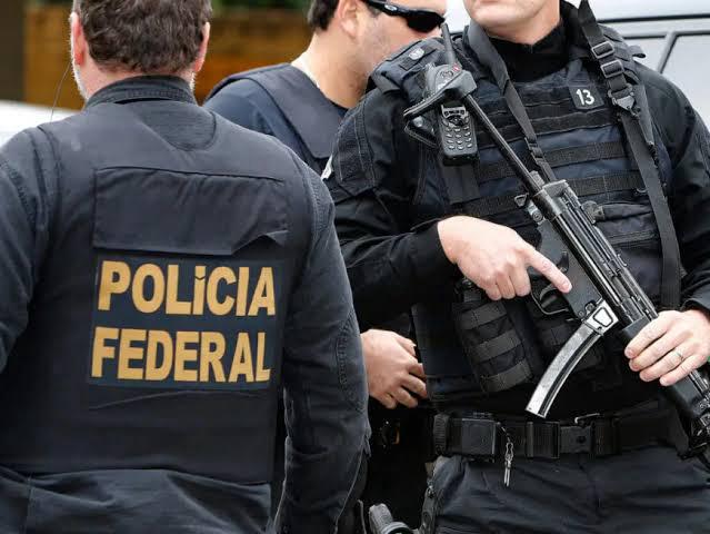 A Operação Profeta da Polícia Federal está nas ruas, na manhã desta quinta-feira (7), para cumprir um mandado de prisão preventiva e dez de busca e apreensão em Campo Grande, na Zona Oeste do Rio, e em quatro municípios de São Paulo. A ação pretende desarticular uma organização criminosa que aplicava golpes, por meio de uma empresa de investimentos, em criptomoedas e mercado Forex