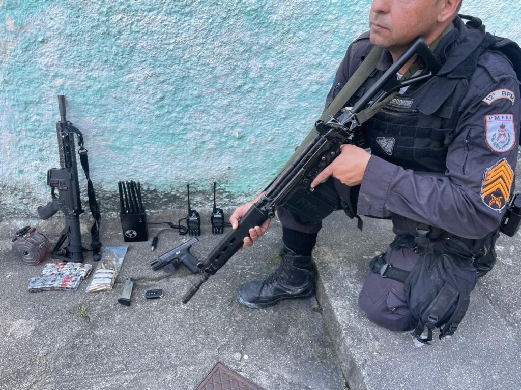 Investimento ou gasto? Bonificação por fuzis apreendidos completa dois anos no Rio 62 Manhã de tiroteio, baleado e fuzil apreendido na Zona Norte de Niterói