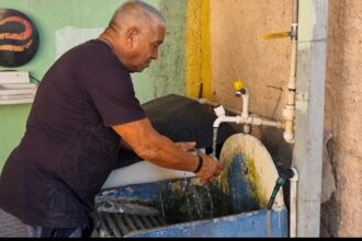 Antônio Carlos Correia, morador de Areia Branca, em Belford Roxo, agora tem água na torneira de casa