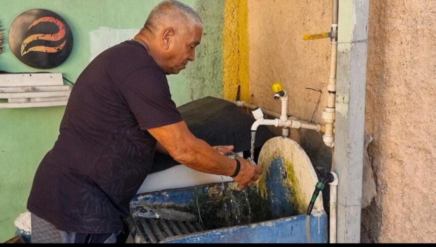 Antônio Carlos Correia, morador de Areia Branca, em Belford Roxo, agora tem água na torneira de casa