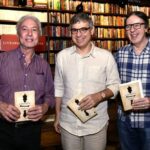 Carlos Cardoso, ao lado dos imortais Antonio Carlos Secchin e Geraldo Carneiro, na ocasião do lançamento do livro "Coragem", em setembro de 2023: o carioca, expoente da poesia brasileira dos anos 90, é um dos 15 candidatos à vaga deixada por Antonio Cicero